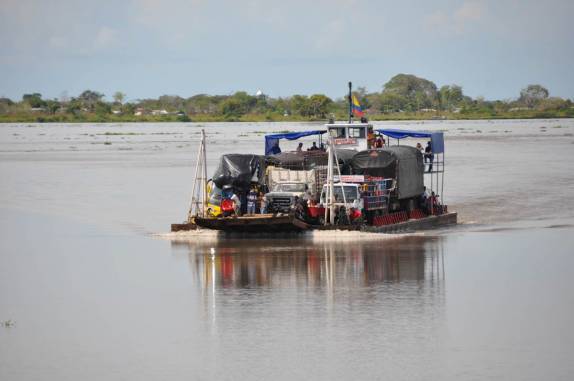 Um ferry sobre o Rio Magdalena, em Mompós - Colômbia